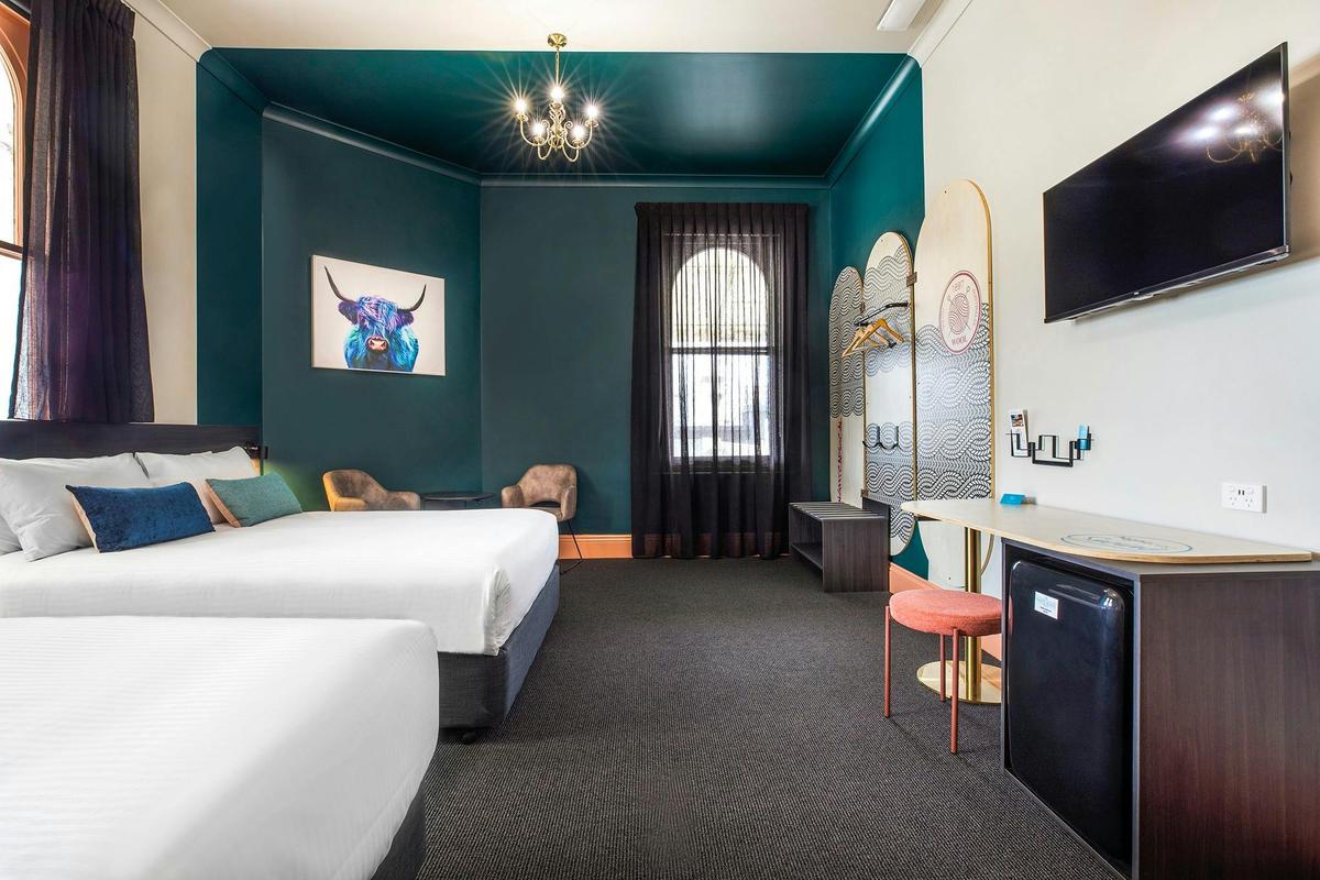 Studio Twin Queen, shared bathroom facilities