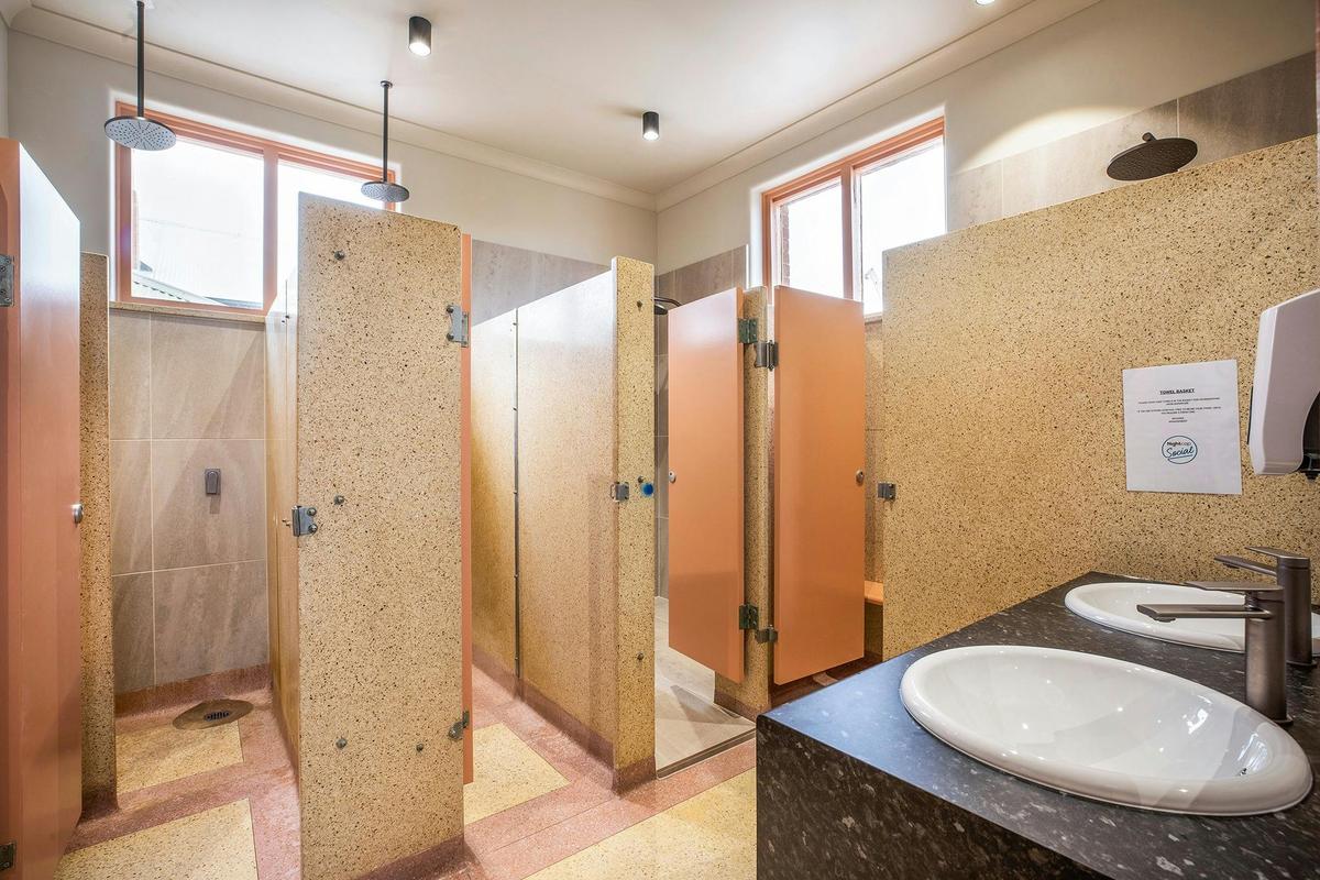 Studio Twin Queen, shared bathroom facilities