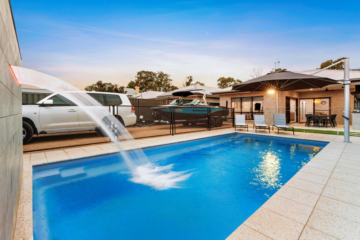 Pool, alfresco area and parking for an additional car and/or boat