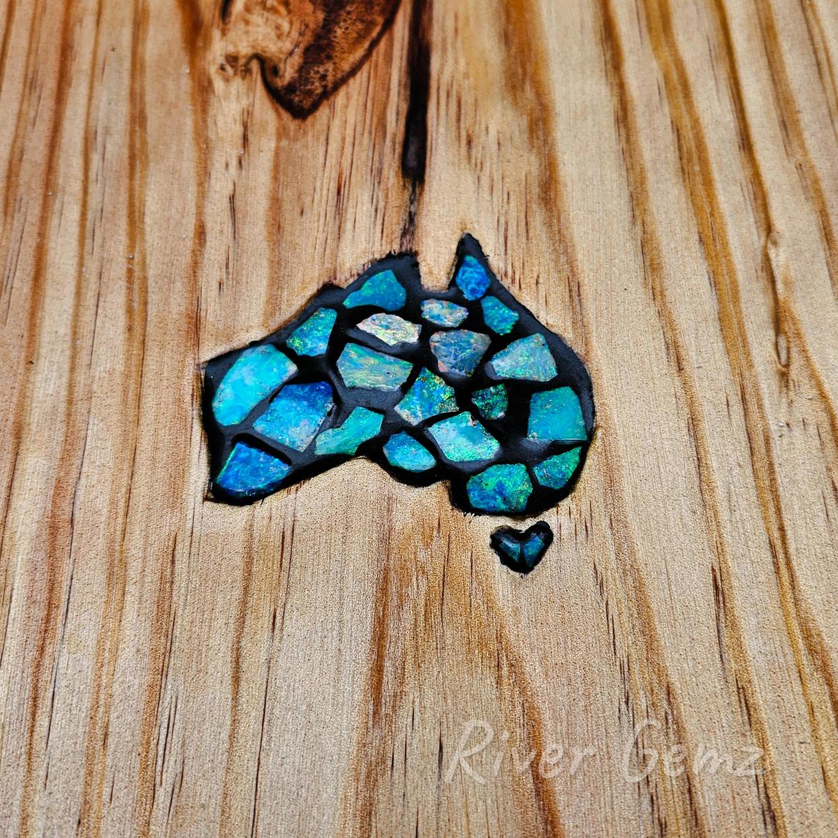 Cheeseboard with Australian map with inlayed opals