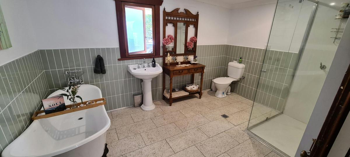 Charming Garden Cottage - Roads House Normanville Bathroom