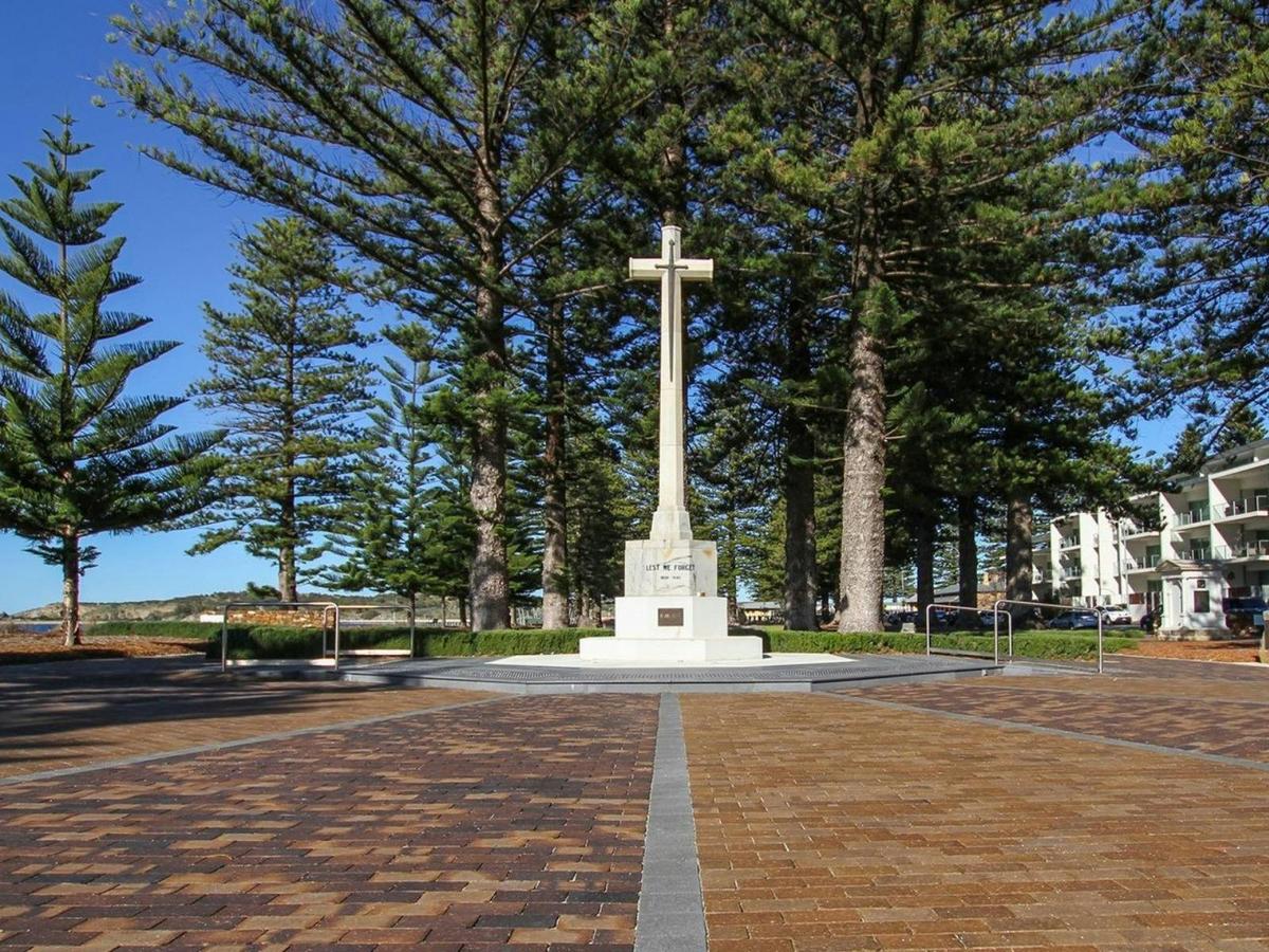 Long view of the memorial.