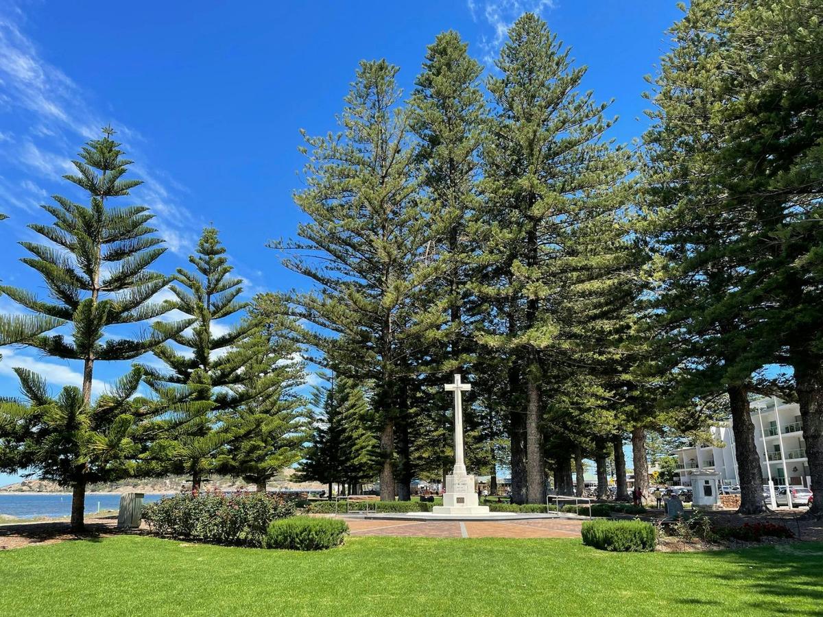 Soldiers Memorial Gardens set beside the waters of Encounter Bay.