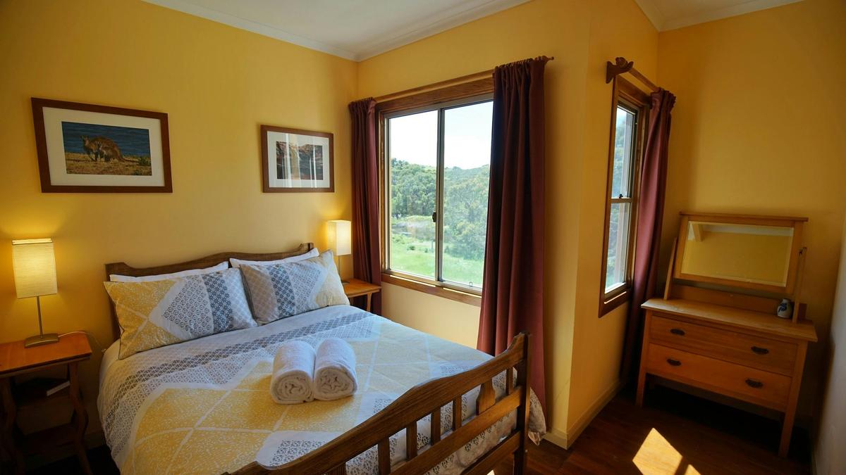 Deep Creek Homestead  queen bedroom