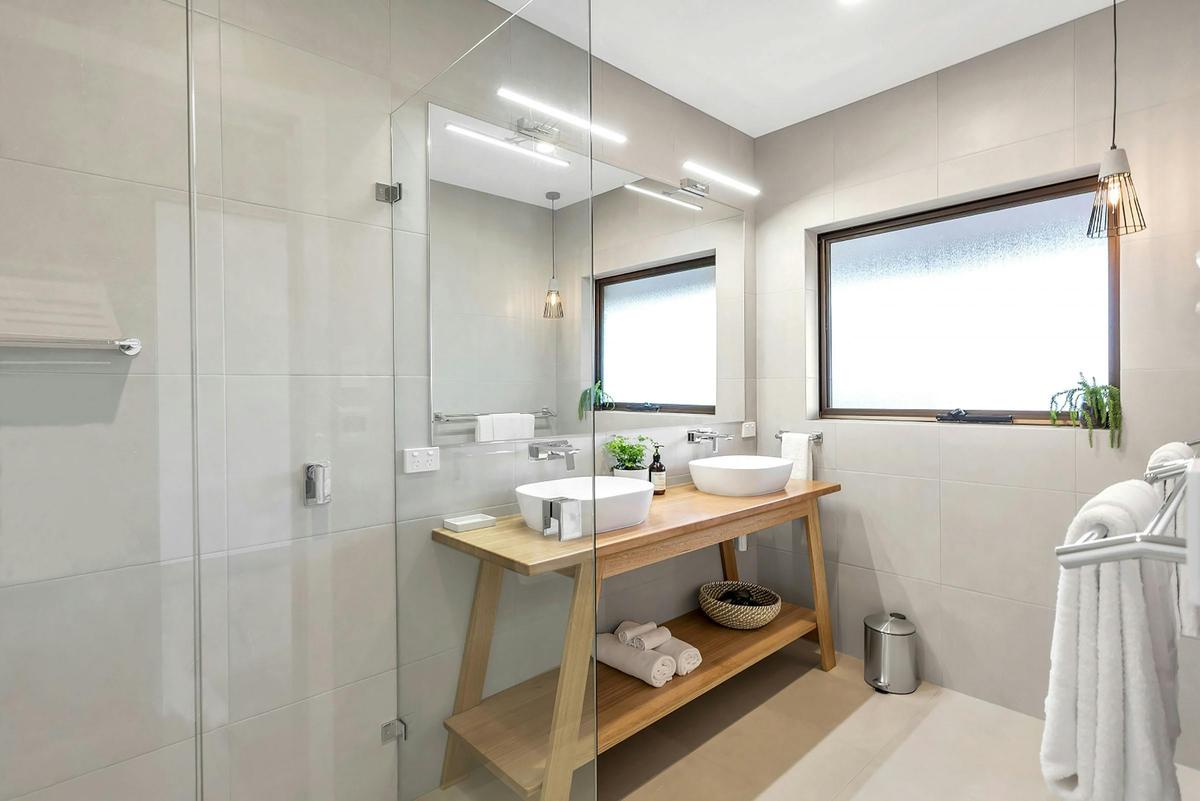 Simon Tolley Lodge Guest Bathroom
