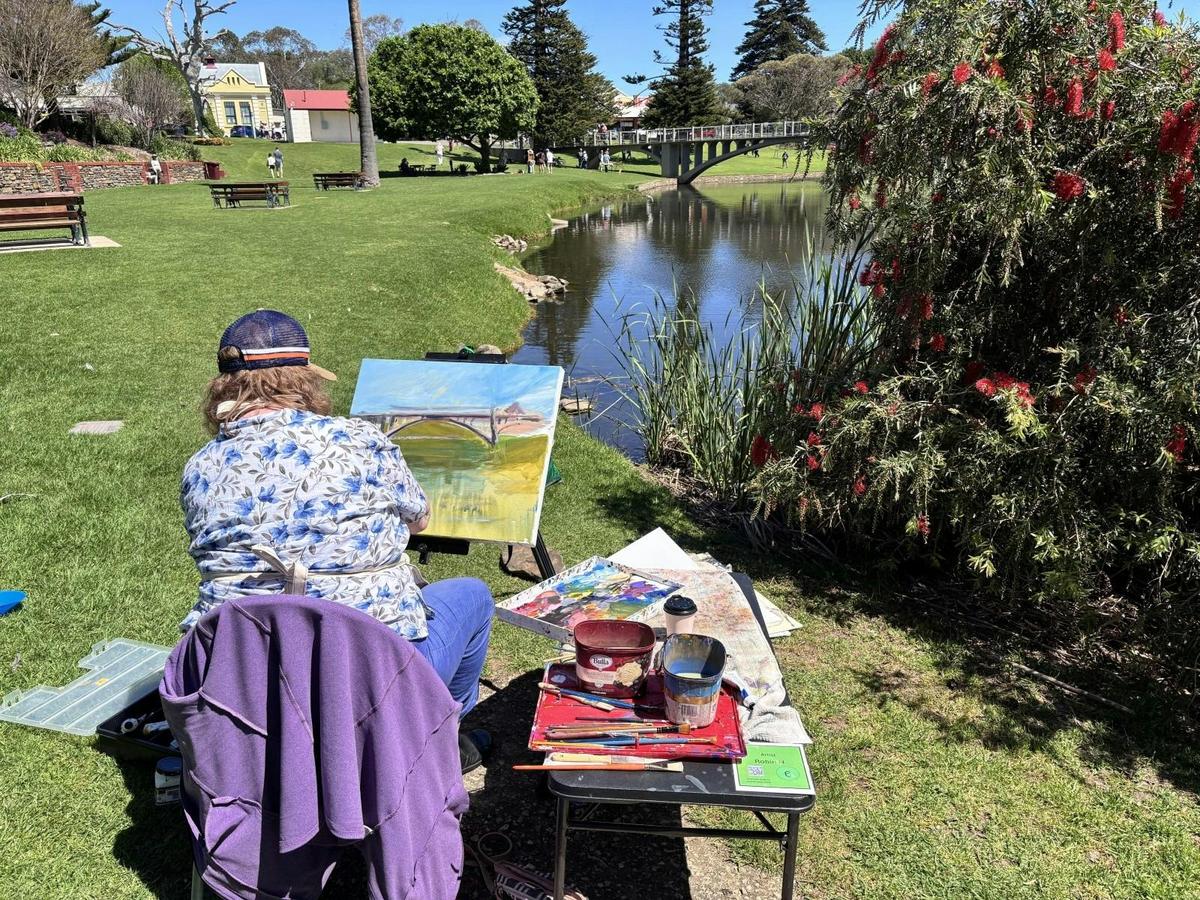 An artist in Plein Air painting the Childrens' Bridge
