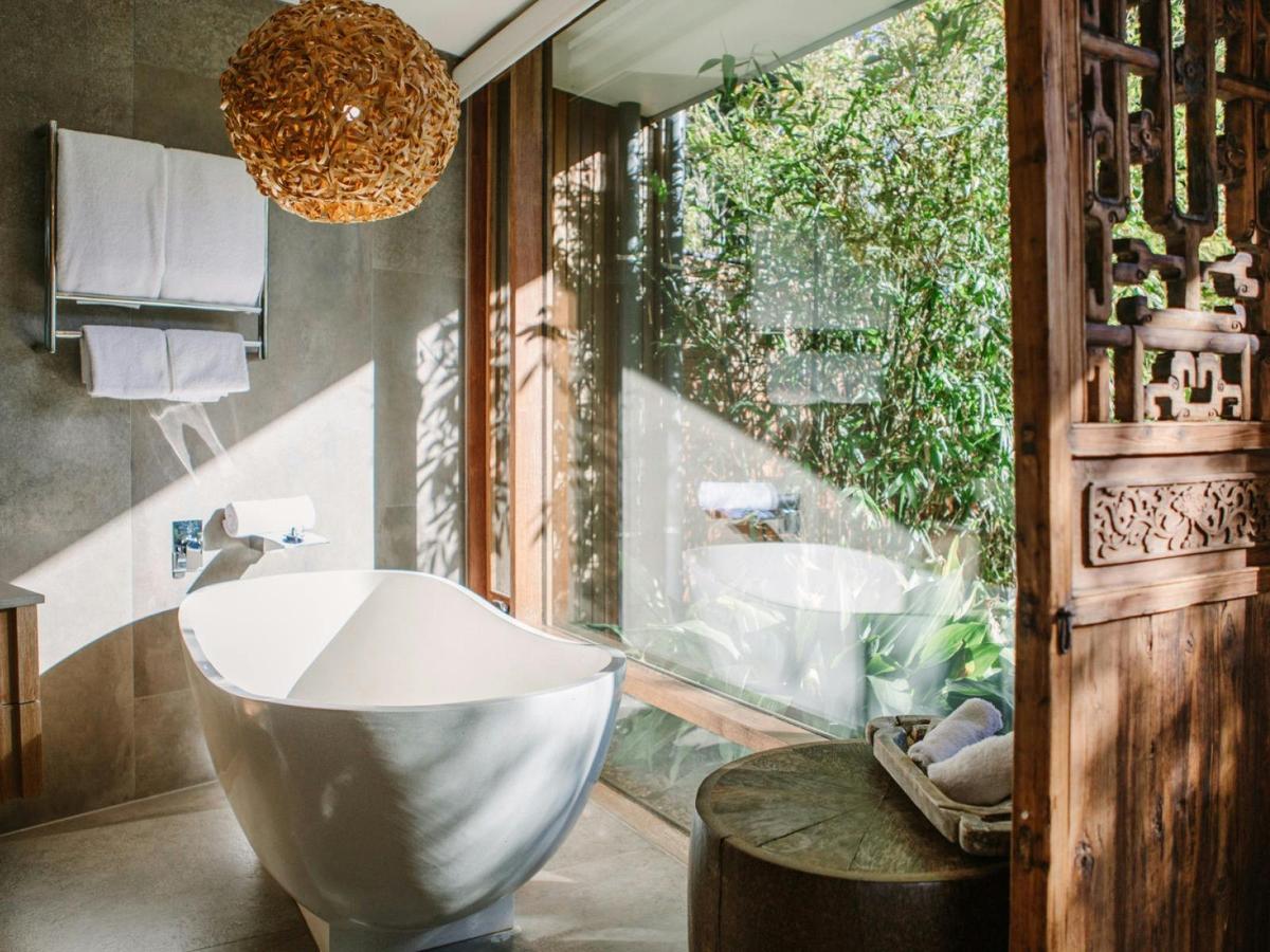 A bath tub with a view in the Adelaide Hills
