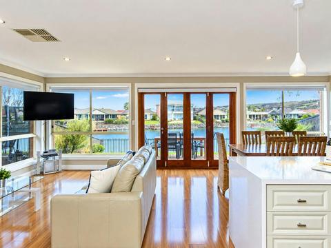 Stylish Lake Three Bedroom Front House with Kayaks