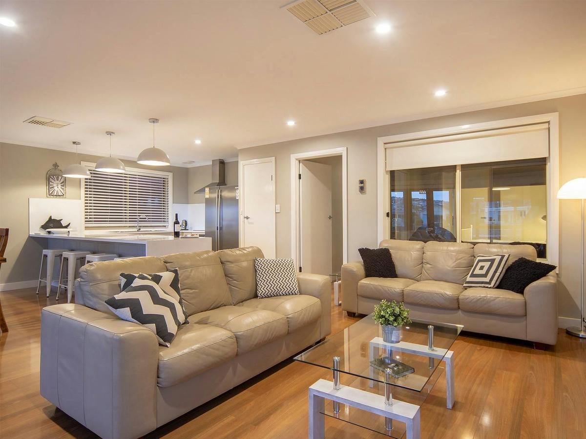 Stylish Lake Three Bedroom Front House with Kayaks