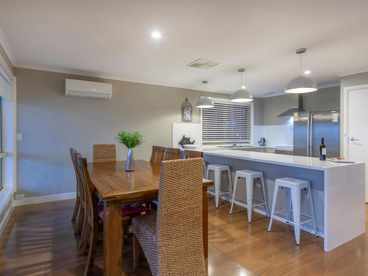 Stylish Lake Three Bedroom Front House with Kayaks