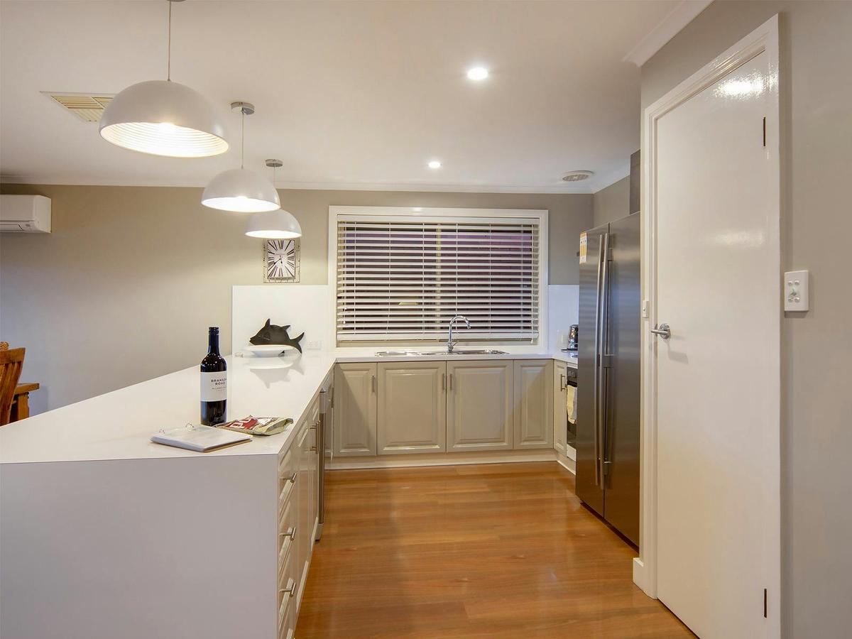 Stylish Lake Three Bedroom Front House with Kayaks