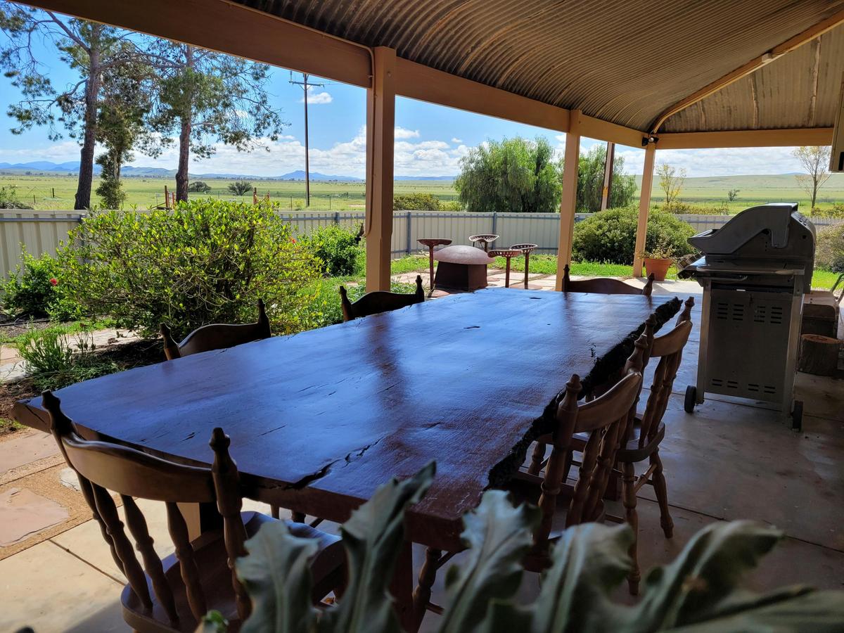 Outdoor setting & BBQ with a view