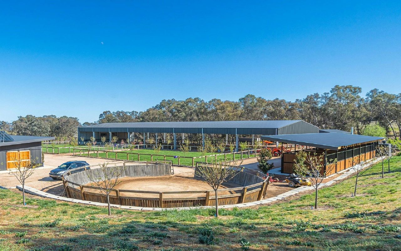 Round yard & stables