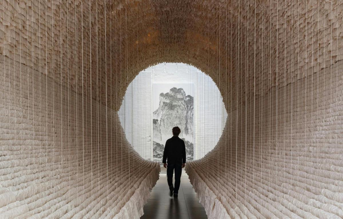 Zhu Jinshi 朱金石, The Ship of Time, 2018, Xuan paper, bamboo, cotton thread, 350 x 350 x 1500 cm