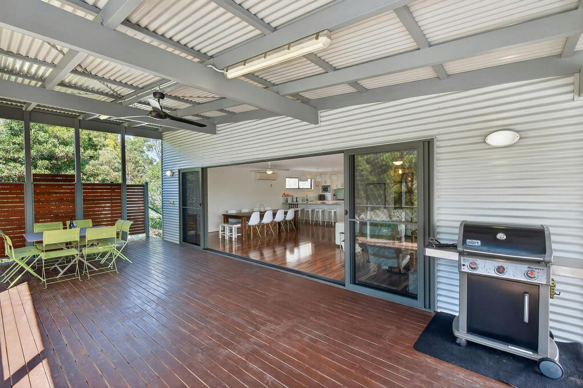 Swell Beach House Second Valley - Balcony dining with views