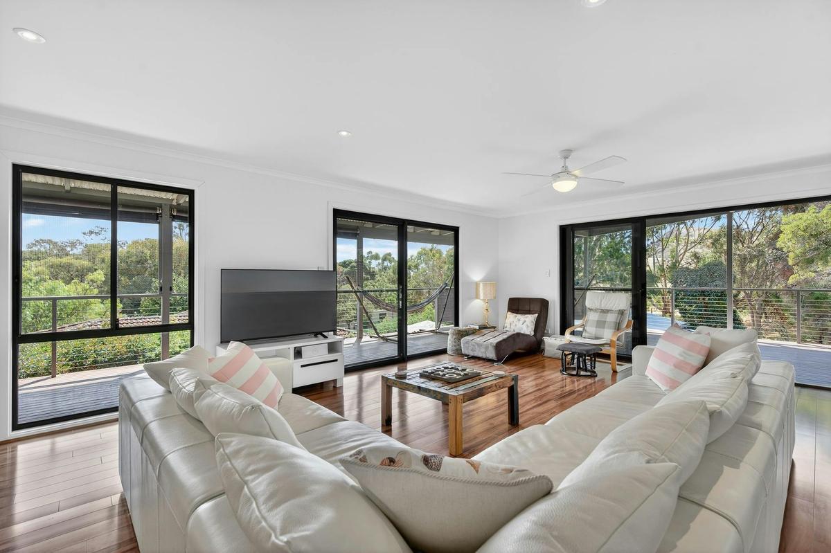 Swell Beach House Second Valley - Lounge dining with views