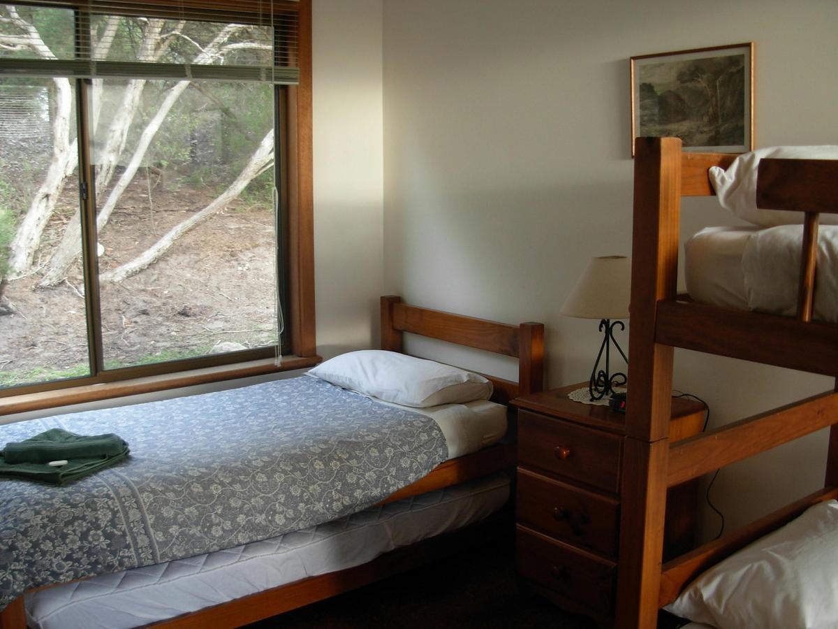 Bedroom 2 Honeymyrtle Cottage