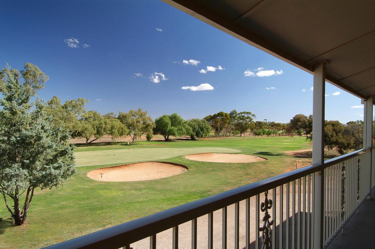 The Standpipe Golf Motor Inn - 18 Hole Golf Course
