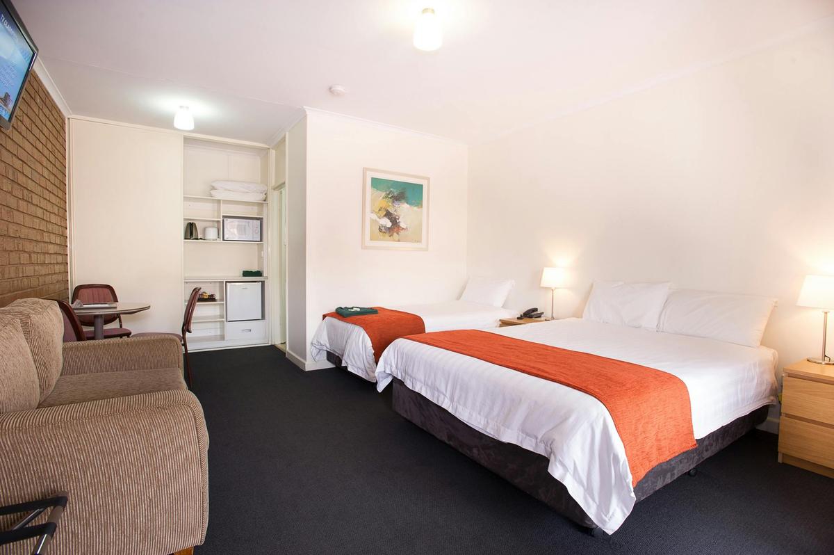 Standard Twin Suite