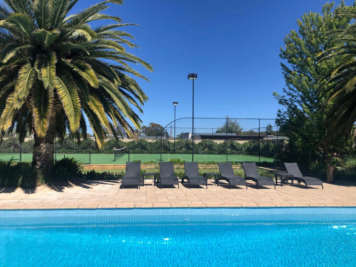 Tanunda House swimming pool and tennis court