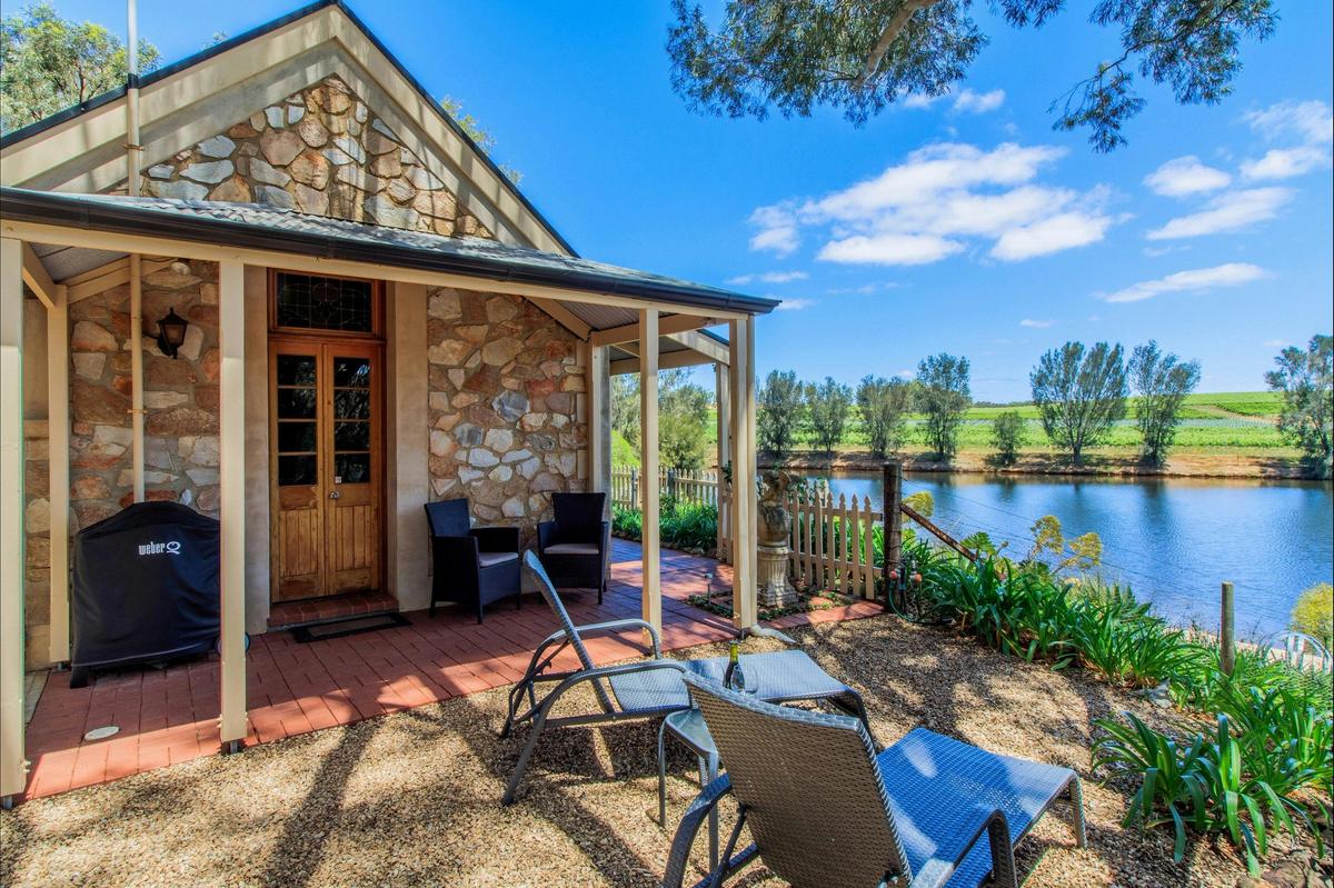 Cupids Cottage - relax overlooking the lake