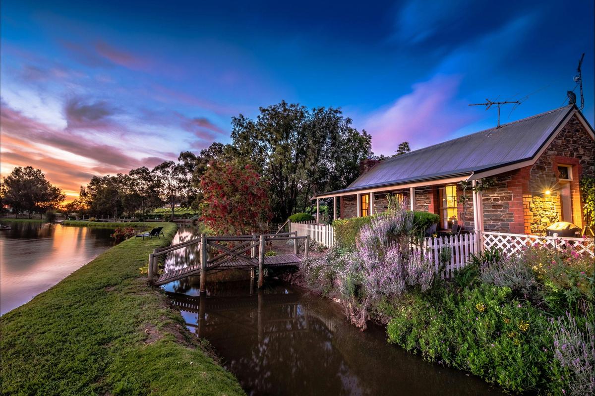 Hideaway Cottage - on the waters edge