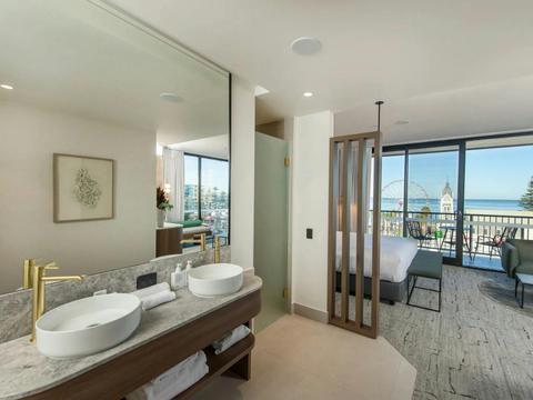 Deluxe Ocean View Suite