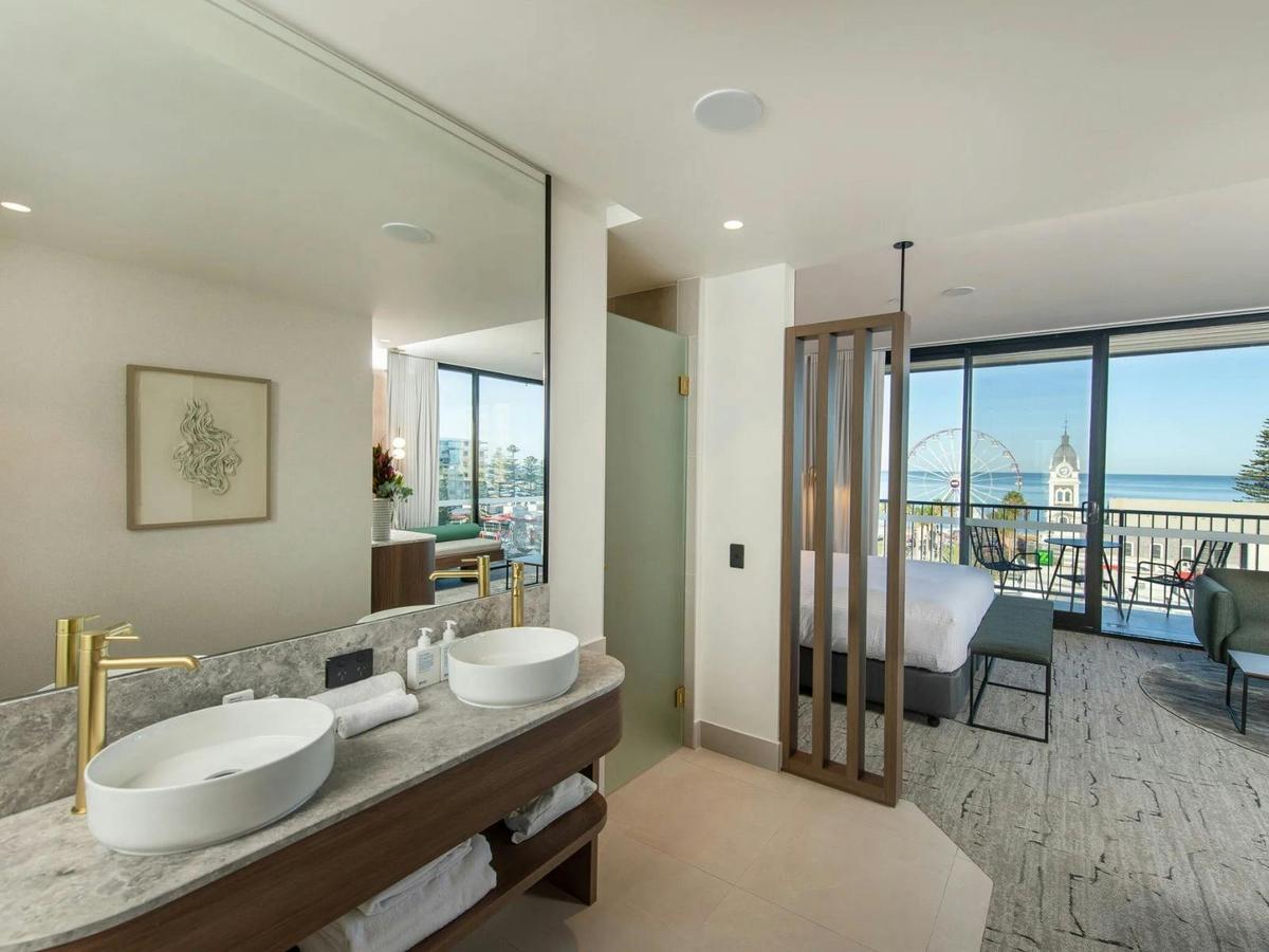 Deluxe Ocean View Suite