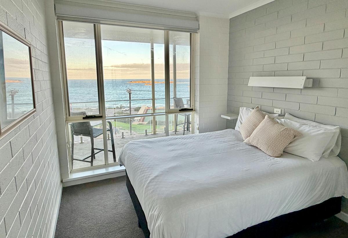 Sleeps 5. Queen bed with ocean views, plus ducted air conditioning and ceiling fans.