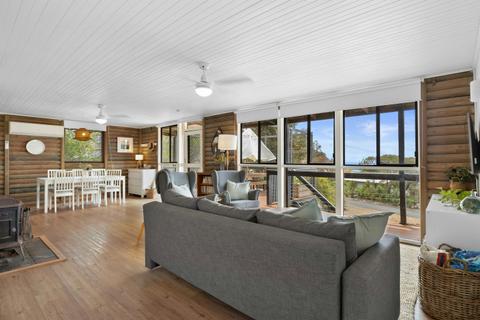 The Log Cabin – 2 Scenic View Drive, Second Valley