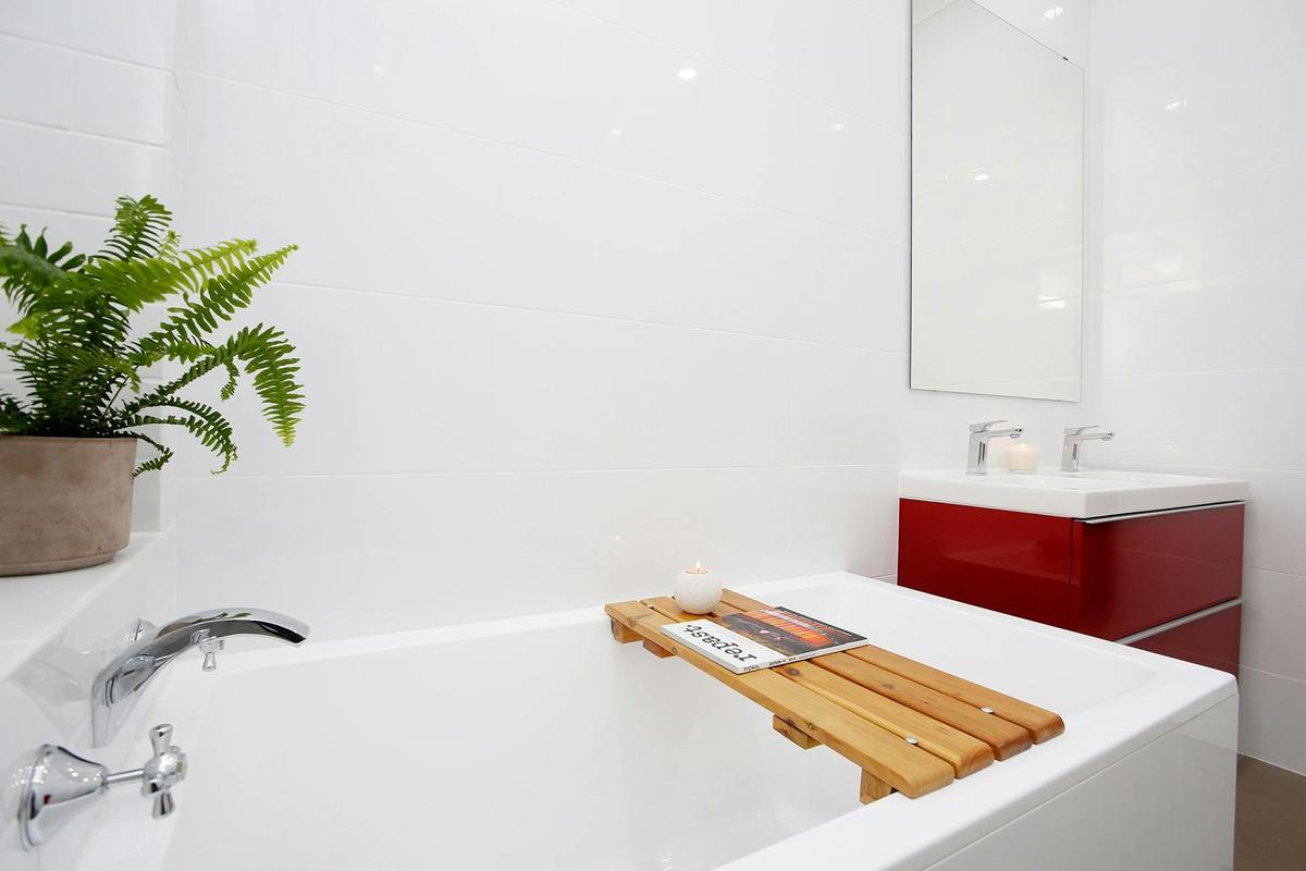Full Bathroom with Bath