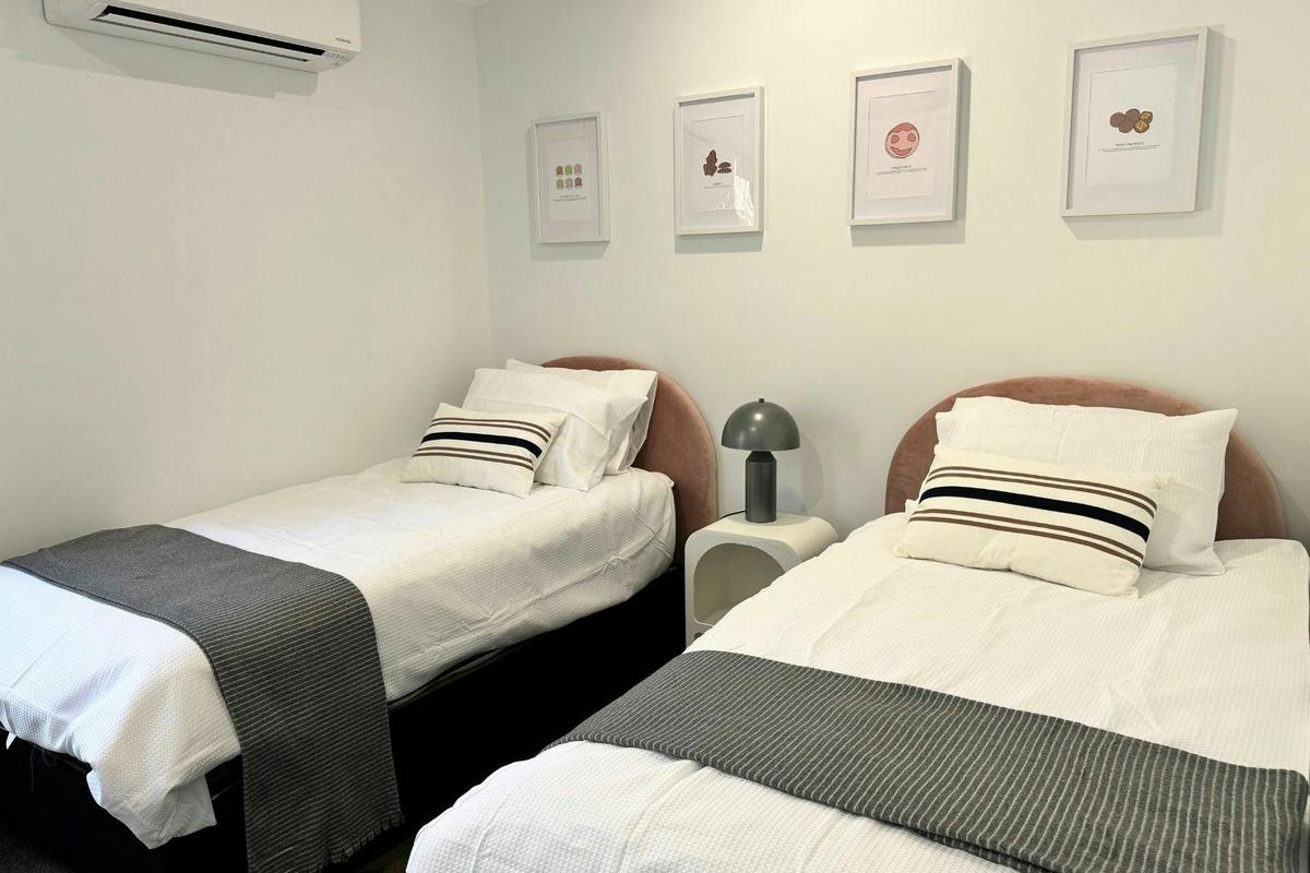 Cabin 4 Bedroom 2 - single beds x 2