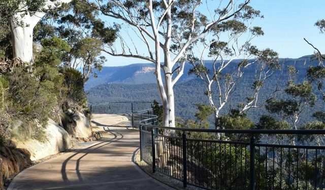 Three Sisters walk