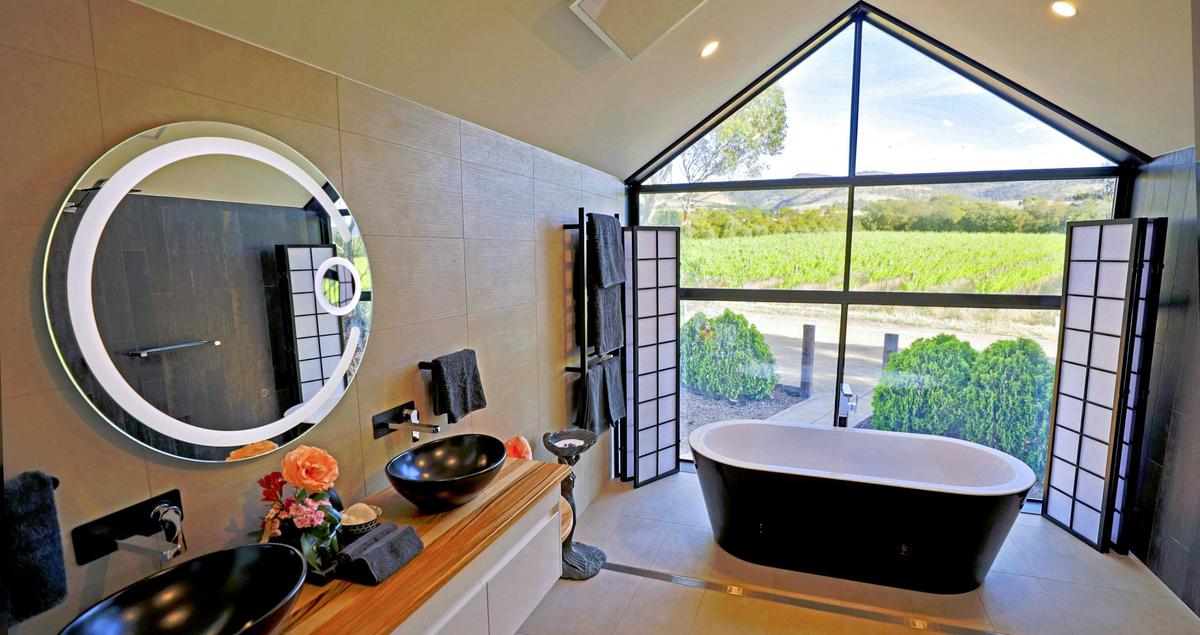 Bath with stunning vineyard views - "The Granary"
