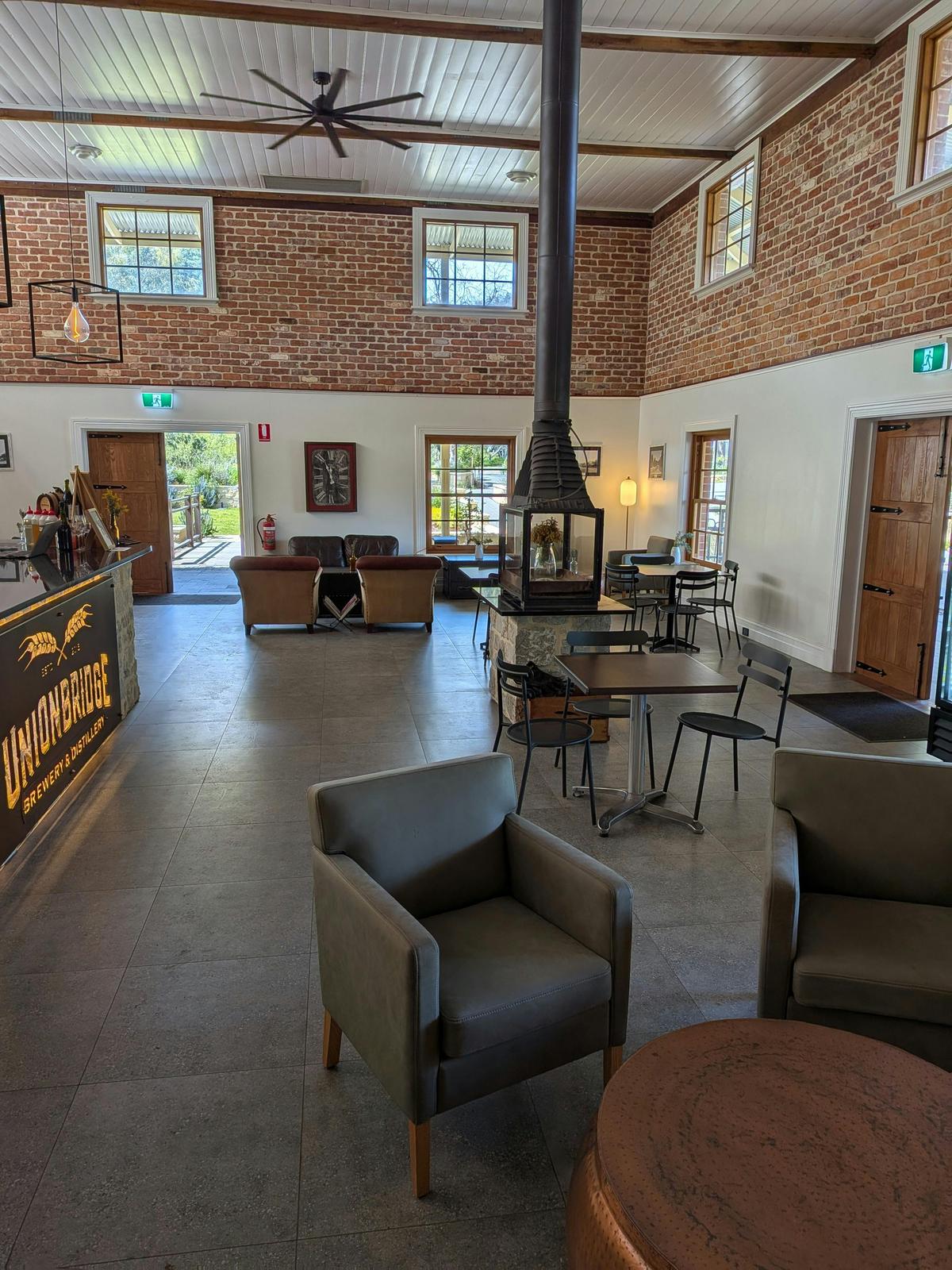 Bar & Lounge