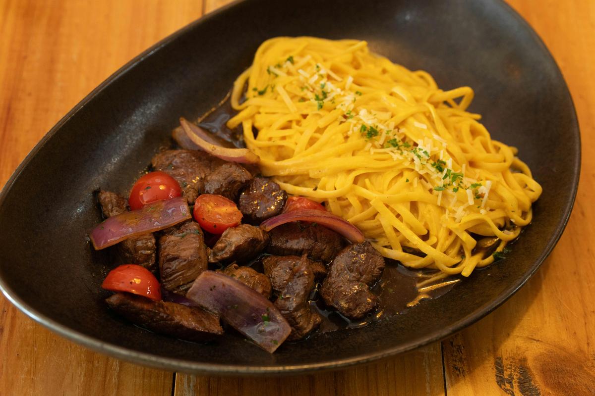 Linguini a la Huancaina con Lomo Saltado