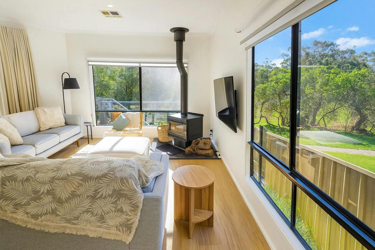 The Second Valley Retreat - Cosy Lounge views of Valley