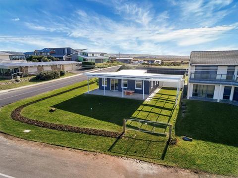 Uncle Tom’s Shack: Funky Beach “Shack” with Million Dollar Views