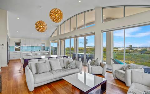 Waikiki - Beachfront Retreat