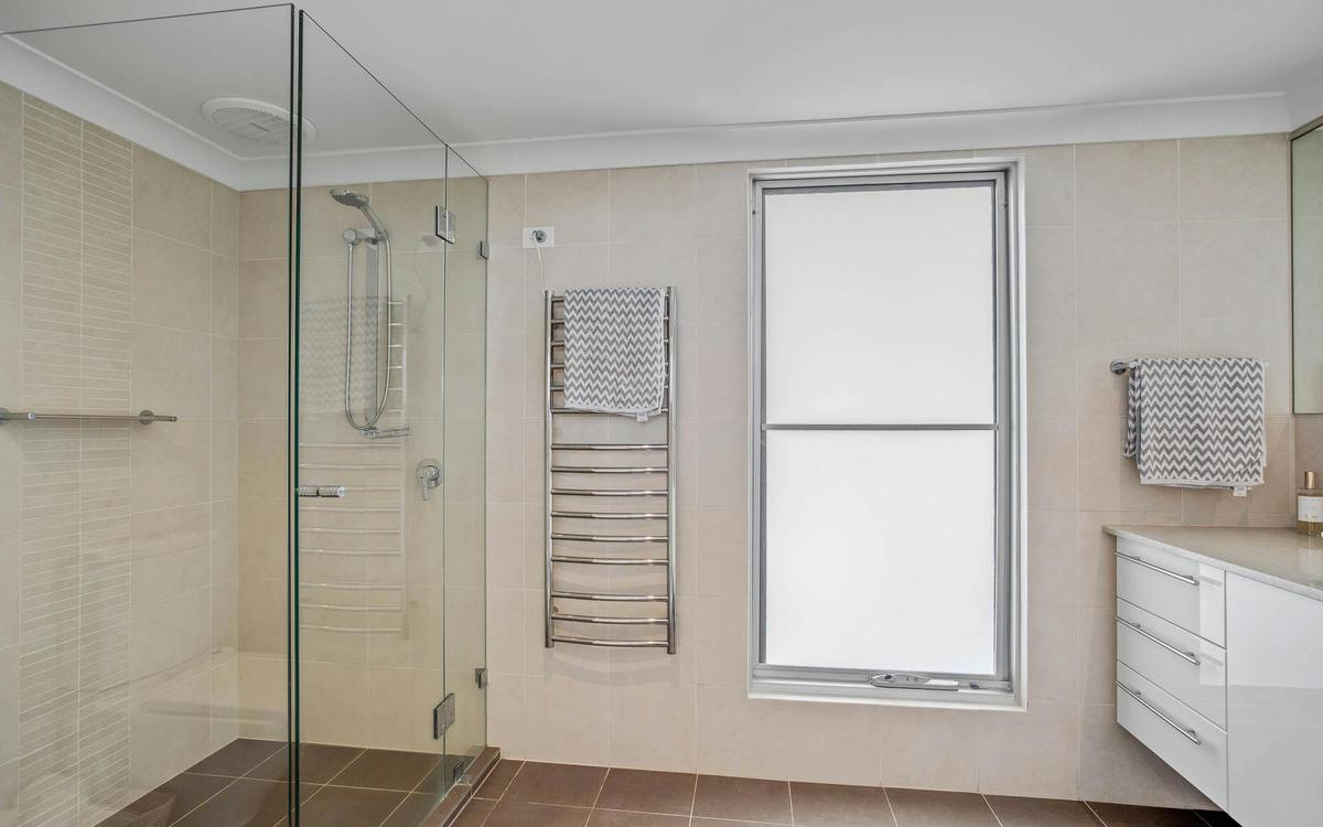 Waikiki Main Bathroom