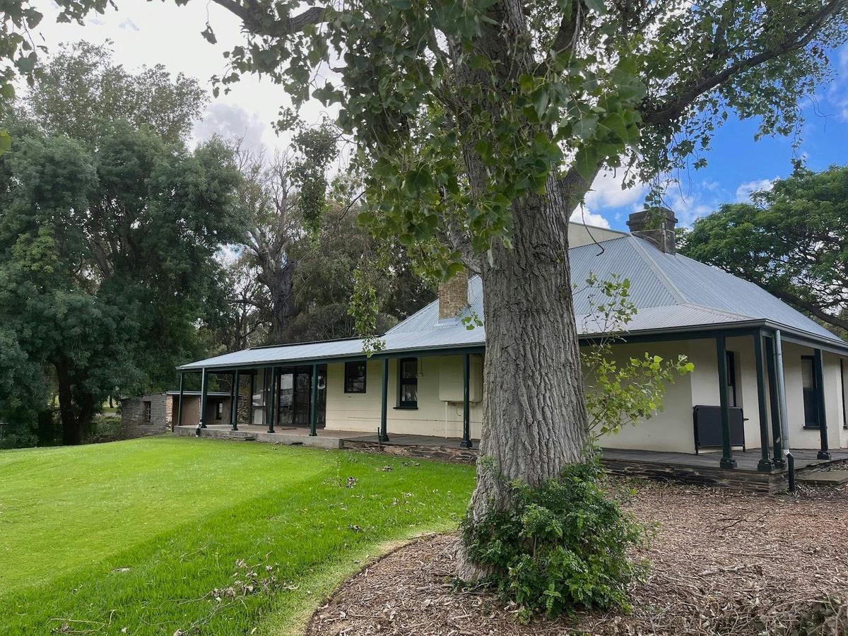 Waverley Park Homestead next to the golf course
