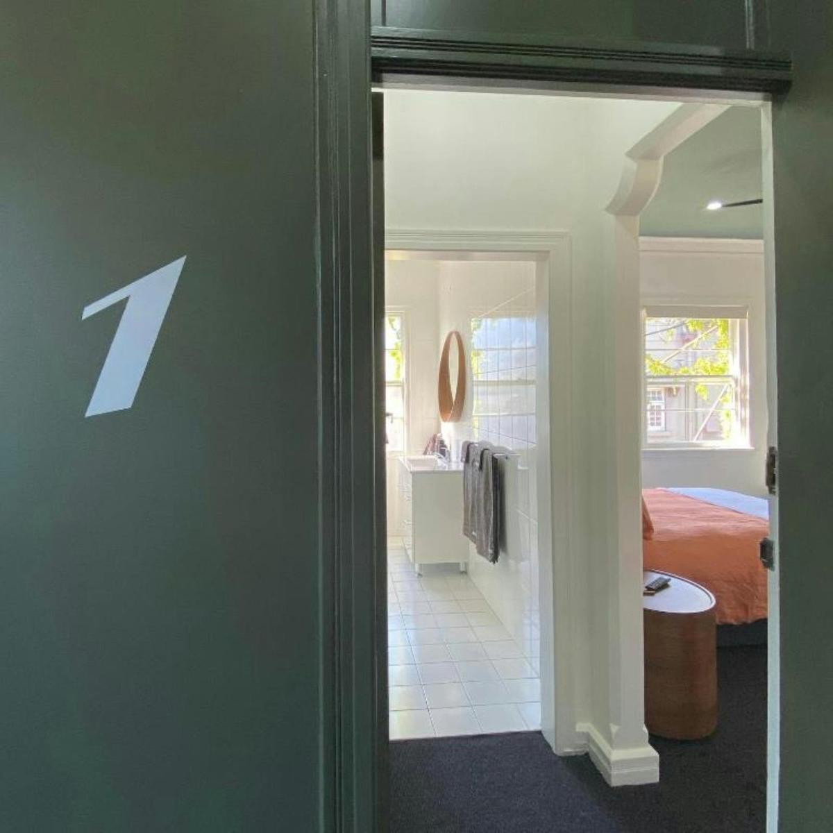 Blues Point Hotel, McMahons Point Sydney - Queen Room Ensuite