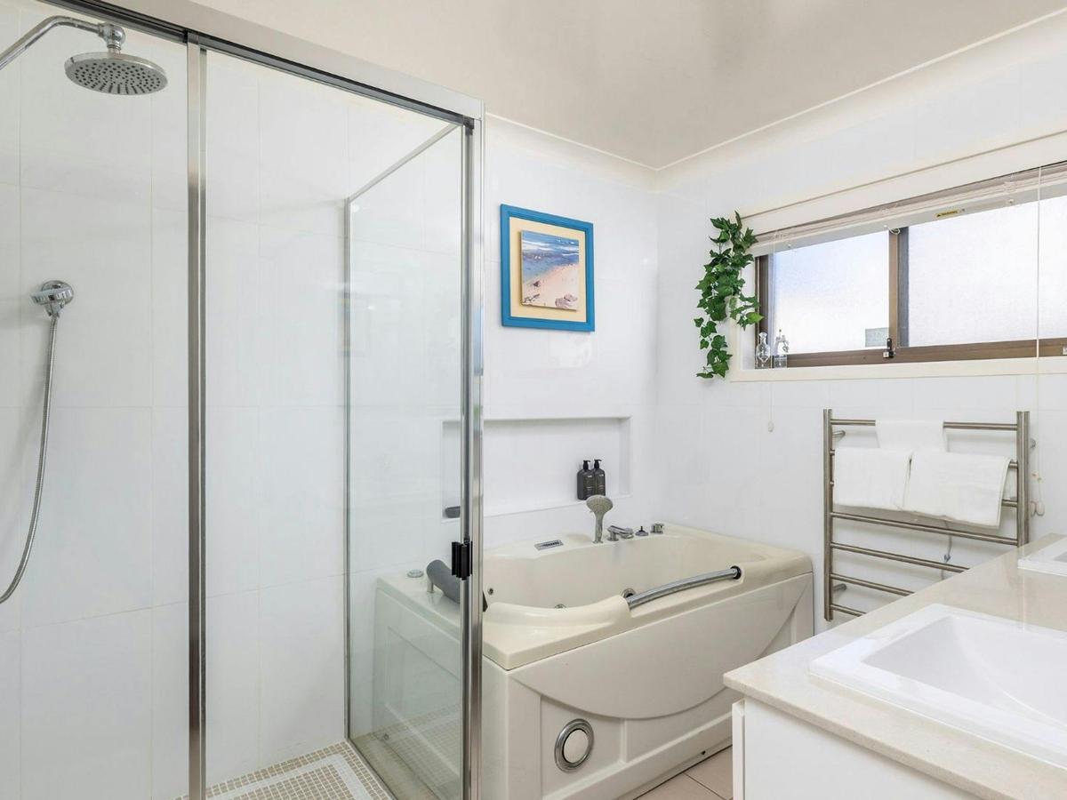Joy on Shoal Shores with loft and garage | Bathroom | Spa bath | Heated towel rail | Hairdryer