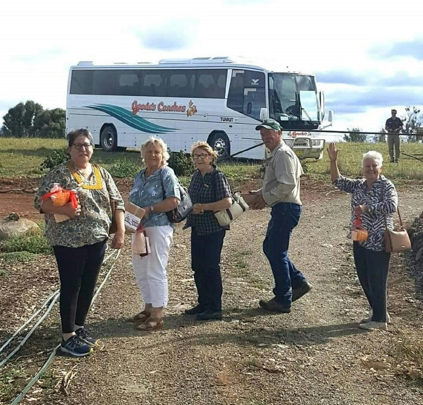 Leeton Aloof Social Club departing - last shoppers