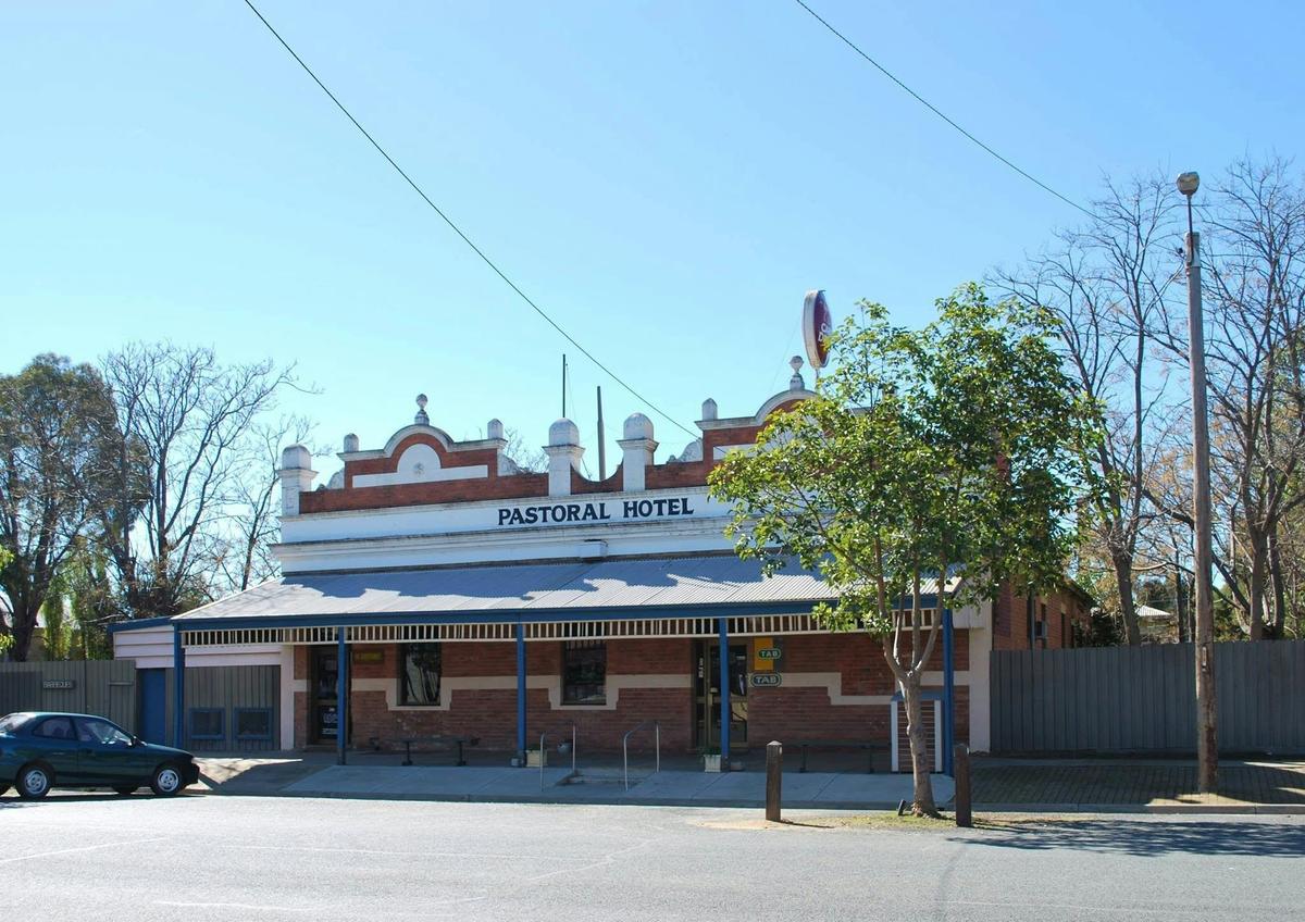 Middle Pub Mathoura