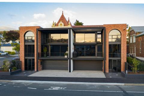 Stunning Townhouse in CBD with Parking & WiFi