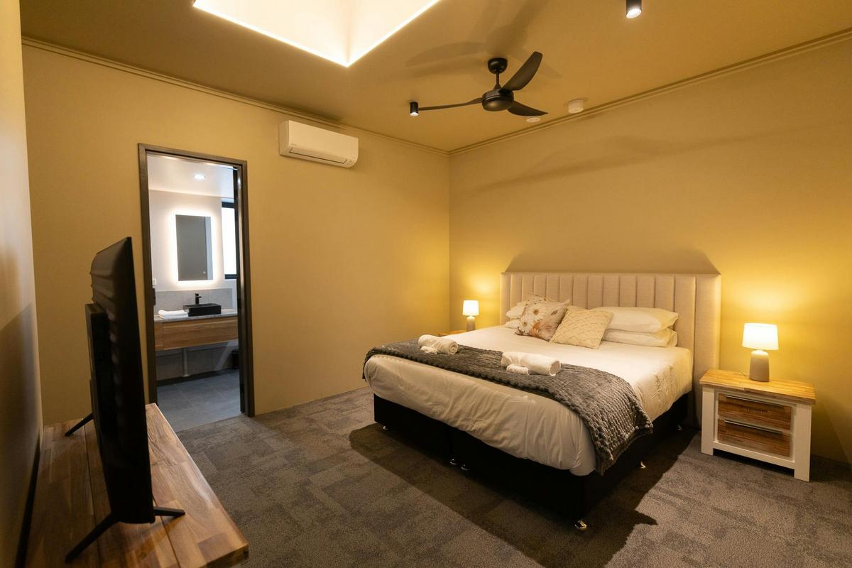 Private King Room with ensuite at Voltage Lodge Collie