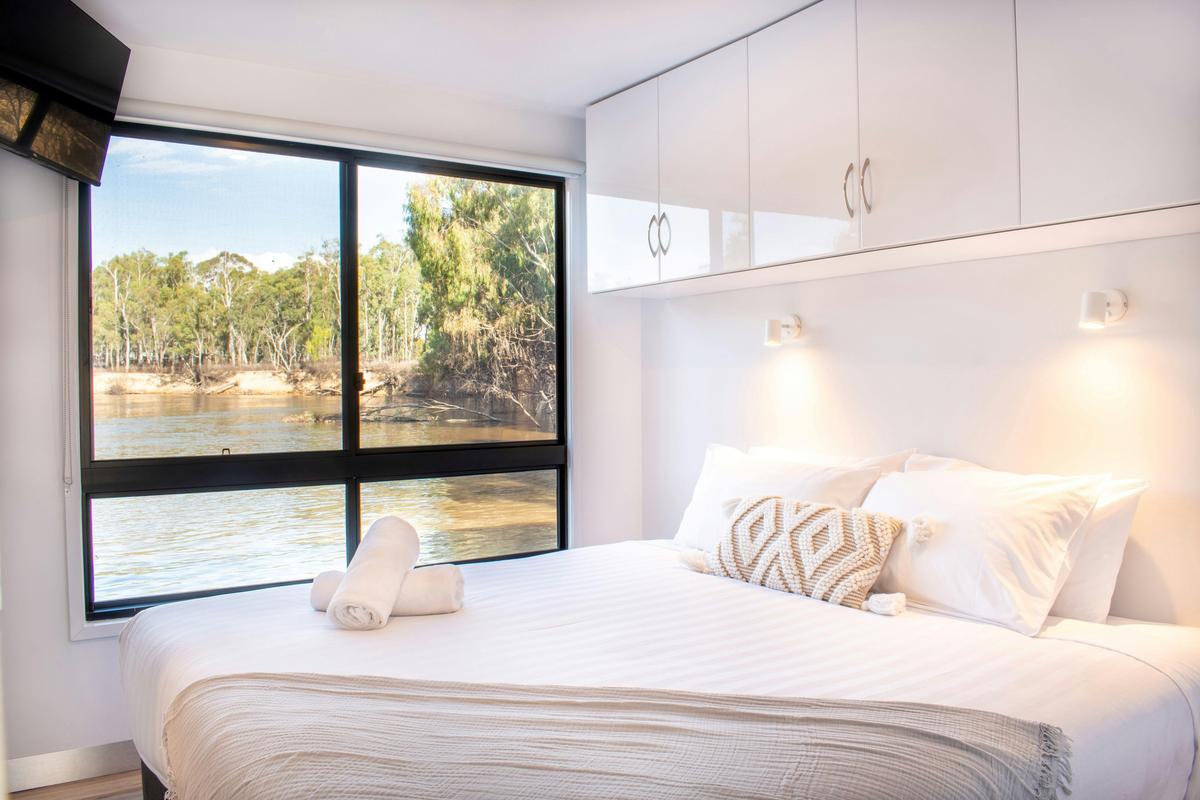Prestige Houseboat Bedroom