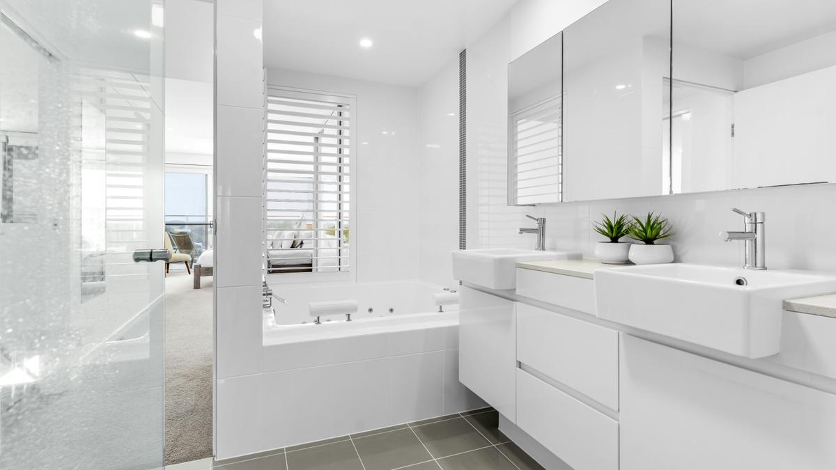 Master ensuite with spa bath