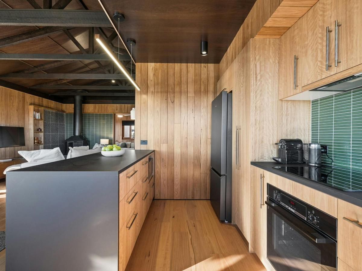 Fully equipped kitchen with kitchen island